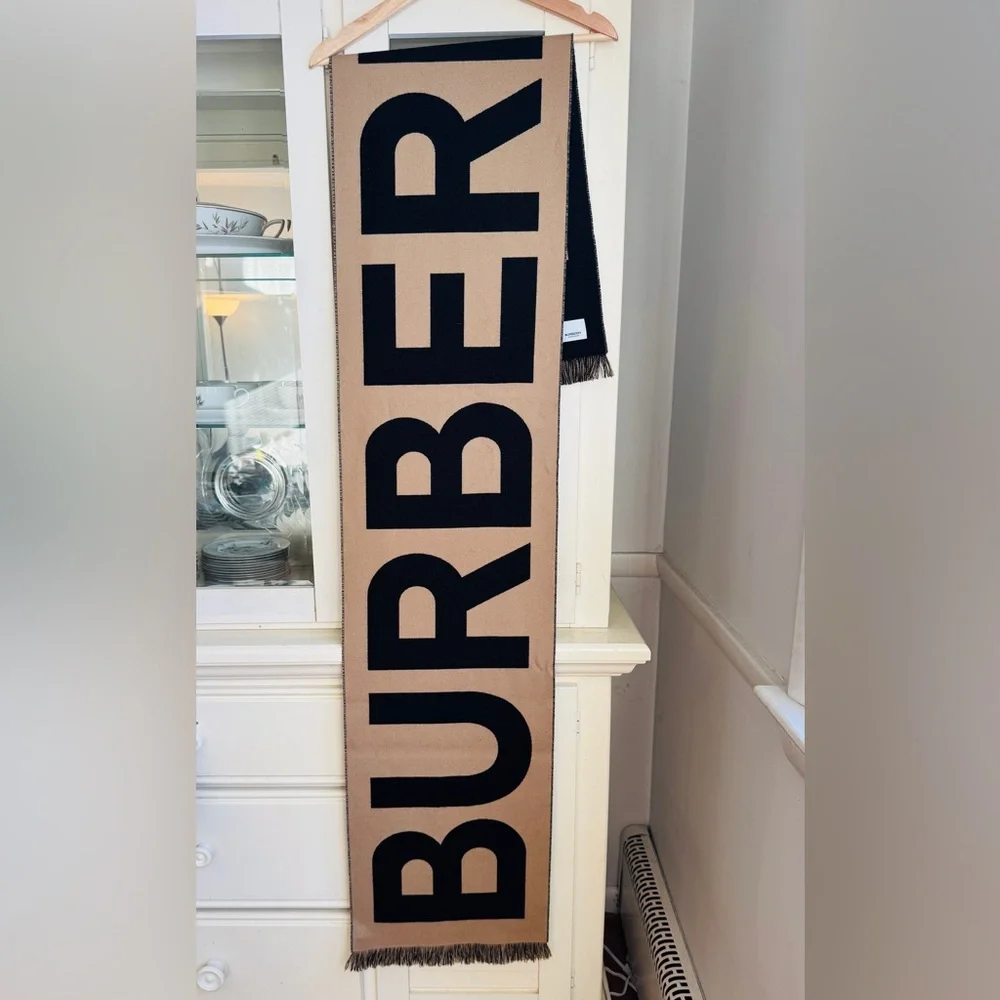 【Burberry】Wool Logo Scarf - Picture 4 of 11